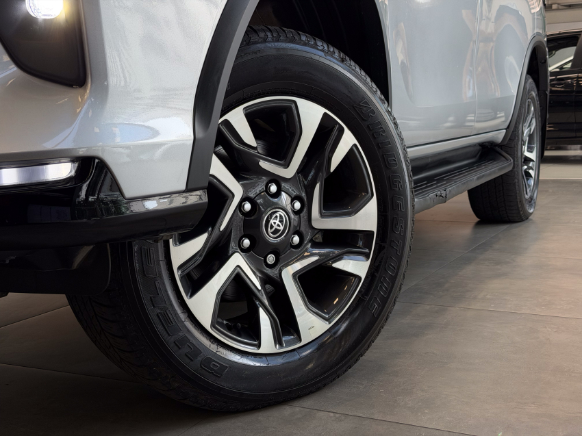 Toyota HILUX SW4 2.8 D-4D TURBO DIESEL SRX PLATINUM 7L 4X4 AUTOMÁTICO 2