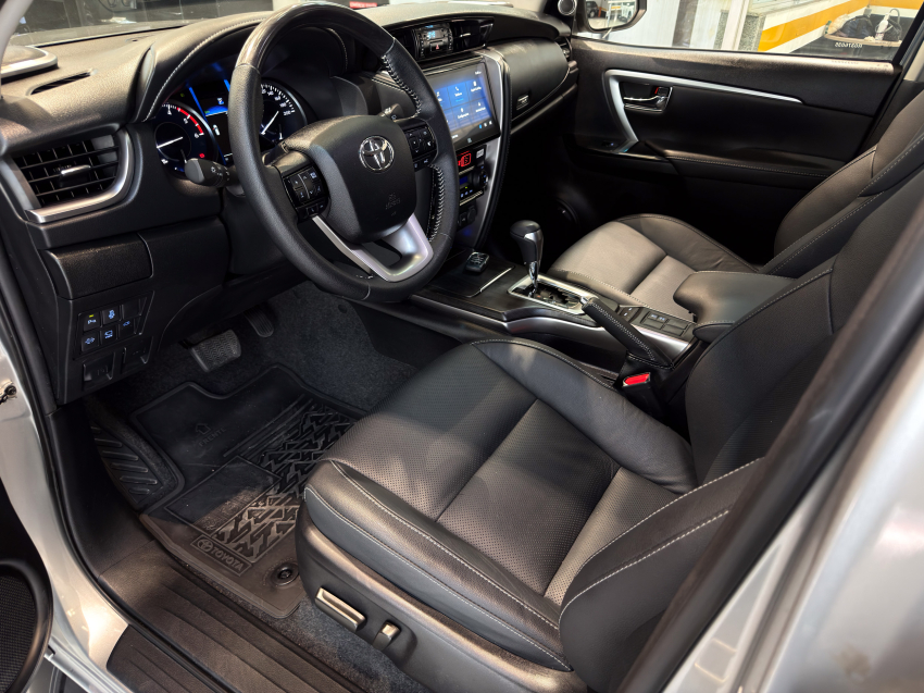 Toyota HILUX SW4 2.8 D-4D TURBO DIESEL SRX PLATINUM 7L 4X4 AUTOMÁTICO 16