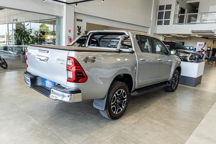 Toyota HILUX 2.8 D-4D TURBO DIESEL CD SRX 4X4 AUTOMÁTICO 10