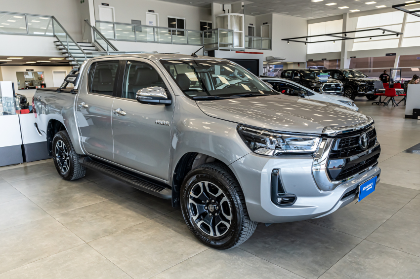 Toyota HILUX 2.8 D-4D TURBO DIESEL CD SRX 4X4 AUTOMÁTICO 5