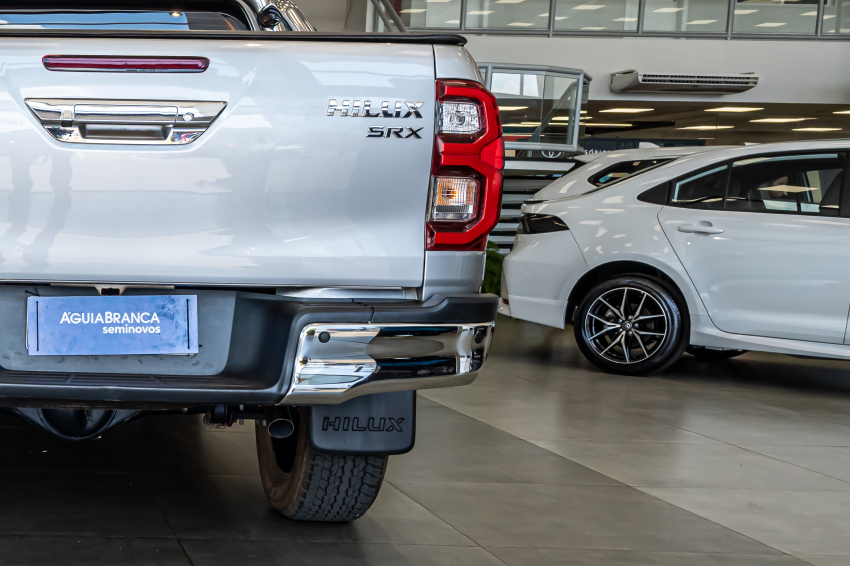 Toyota HILUX 2.8 D-4D TURBO DIESEL CD SRX 4X4 AUTOMÁTICO 9