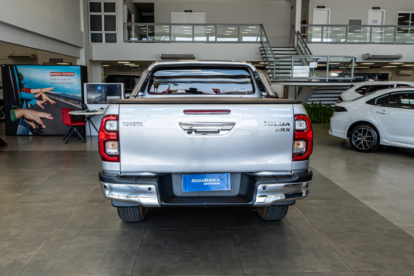 Toyota HILUX 2.8 D-4D TURBO DIESEL CD SRX 4X4 AUTOMÁTICO 8
