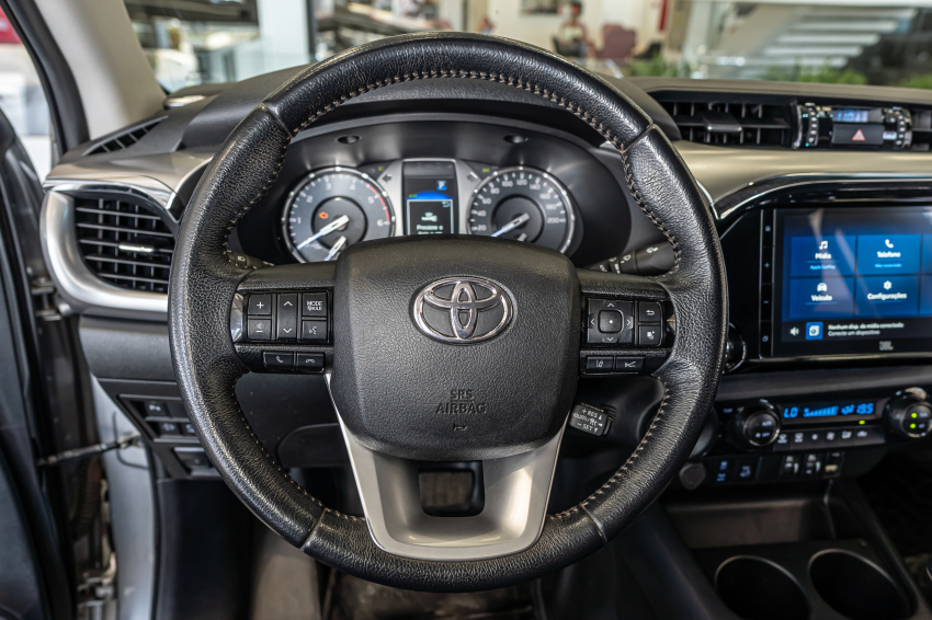 Toyota HILUX 2.8 D-4D TURBO DIESEL CD SRX 4X4 AUTOMÁTICO 15