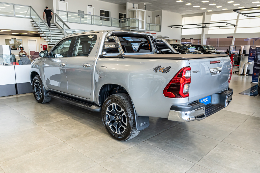 Toyota HILUX 2.8 D-4D TURBO DIESEL CD SRX 4X4 AUTOMÁTICO 7