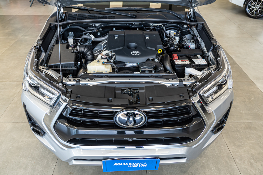Toyota HILUX 2.8 D-4D TURBO DIESEL CD SRX 4X4 AUTOMÁTICO 6