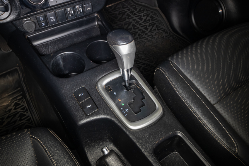 Toyota HILUX 2.8 D-4D TURBO DIESEL CD SRX PLUS 4X4 AUTOMÁTICO 18