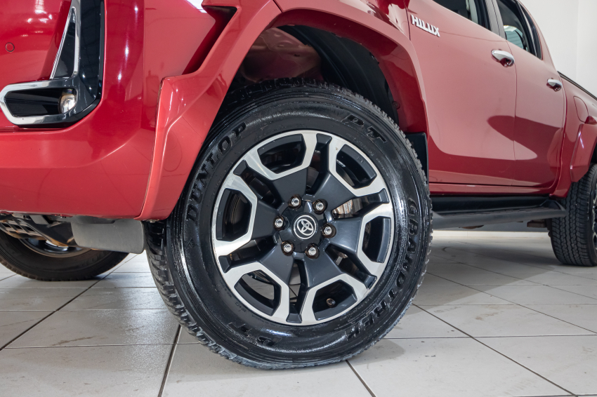 Toyota HILUX 2.8 D-4D TURBO DIESEL CD SRX PLUS 4X4 AUTOMÁTICO 2