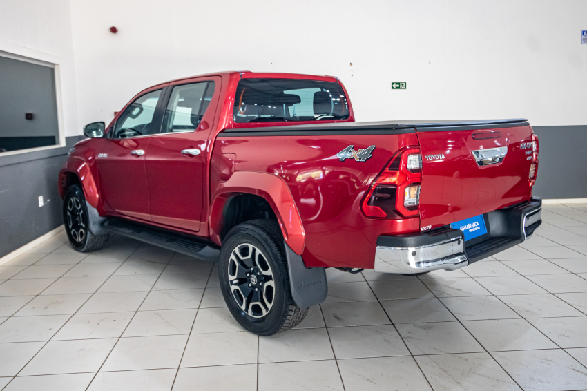 Toyota HILUX 2.8 D-4D TURBO DIESEL CD SRX PLUS 4X4 AUTOMÁTICO 7