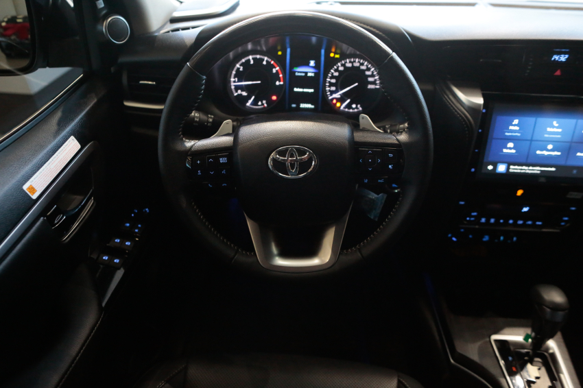 Toyota HILUX SW4 2.8 D-4D TURBO DIESEL SRX PLATINUM 4X4 AUTOMÁTICO 14