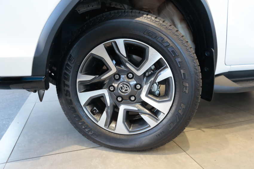 Toyota HILUX SW4 2.8 D-4D TURBO DIESEL SRX PLATINUM 4X4 AUTOMÁTICO 2