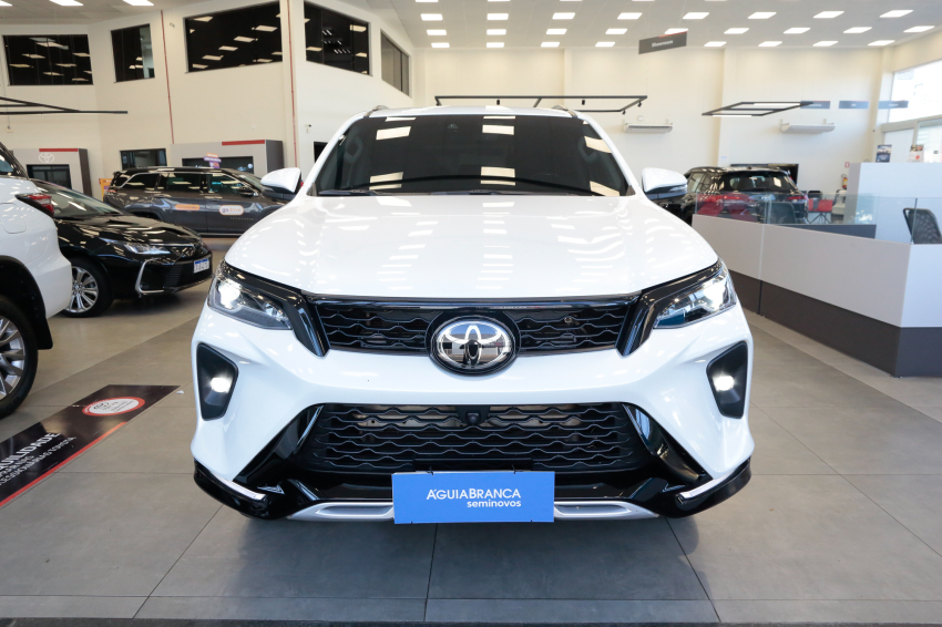 Toyota HILUX SW4 2.8 D-4D TURBO DIESEL SRX PLATINUM 4X4 AUTOMÁTICO 3
