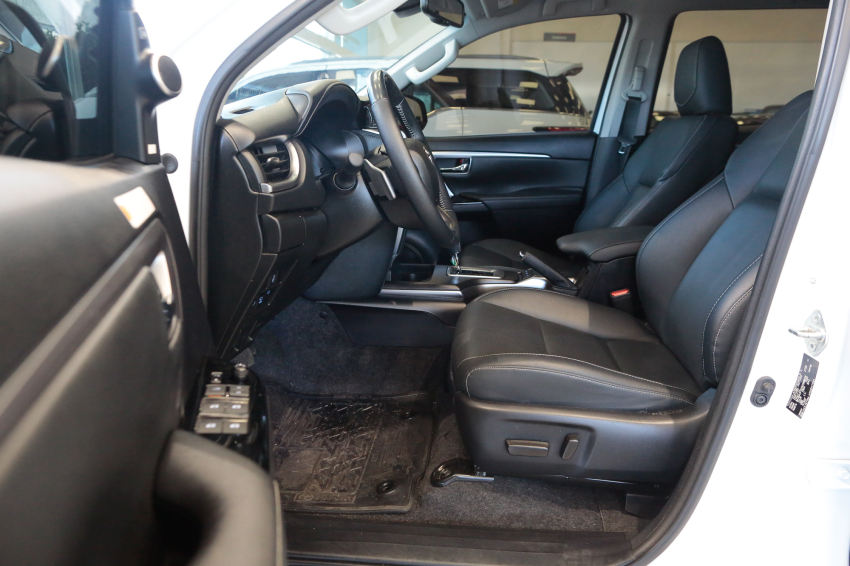 Toyota HILUX SW4 2.8 D-4D TURBO DIESEL SRX PLATINUM 4X4 AUTOMÁTICO 20