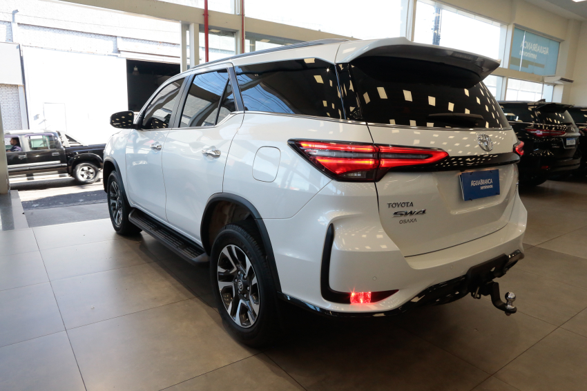 Toyota HILUX SW4 2.8 D-4D TURBO DIESEL SRX PLATINUM 4X4 AUTOMÁTICO 7