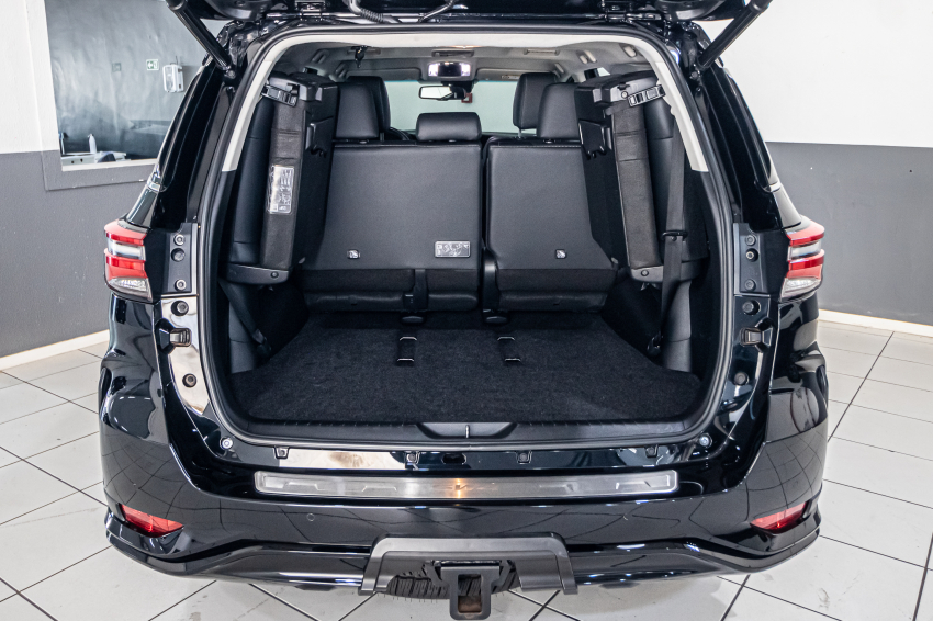 Toyota HILUX SW4 2.8 D-4D TURBO DIESEL SRX PLATINUM 4X4 AUTOMÁTICO 12