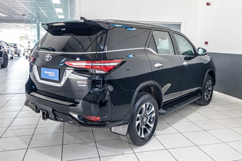 Toyota HILUX SW4 2.8 D-4D TURBO DIESEL SRX PLATINUM 4X4 AUTOMÁTICO 10