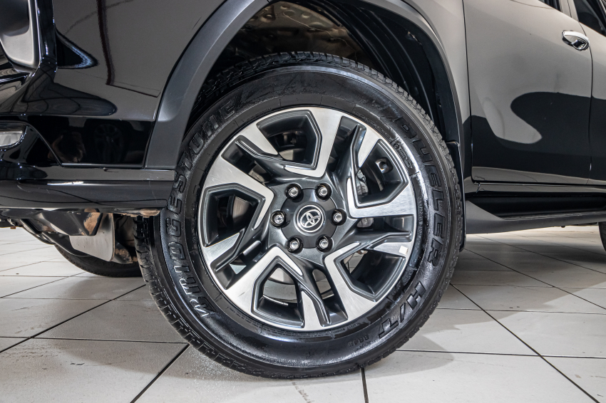 Toyota HILUX SW4 2.8 D-4D TURBO DIESEL SRX PLATINUM 4X4 AUTOMÁTICO 2