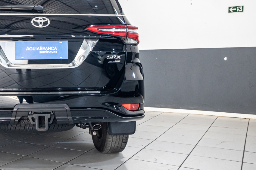 Toyota HILUX SW4 2.8 D-4D TURBO DIESEL SRX PLATINUM 4X4 AUTOMÁTICO 9
