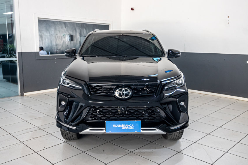 Toyota HILUX SW4 2.8 D-4D TURBO DIESEL SRX PLATINUM 4X4 AUTOMÁTICO 3