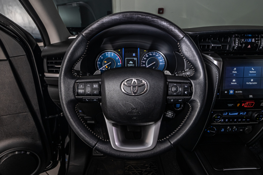 Toyota HILUX SW4 2.8 D-4D TURBO DIESEL SRX PLATINUM 4X4 AUTOMÁTICO 16