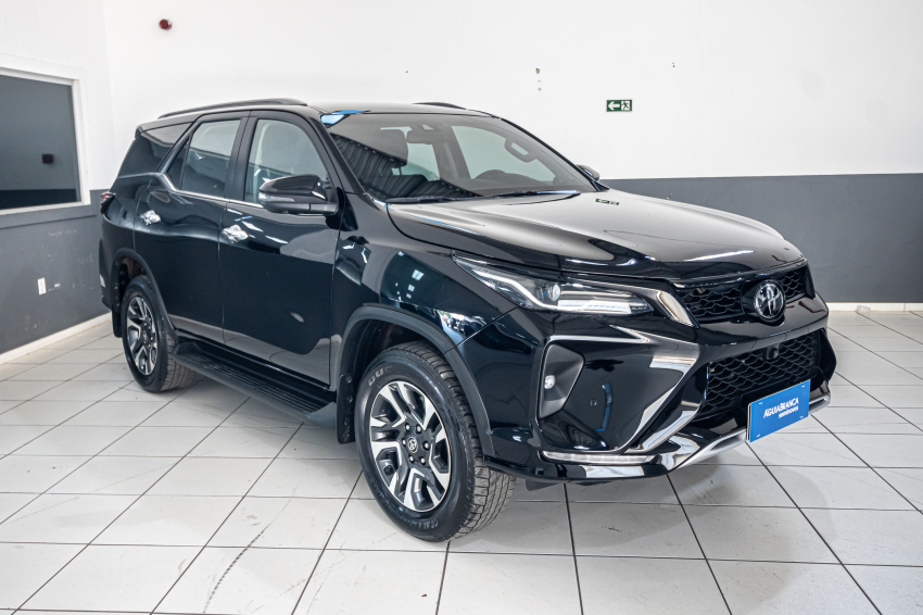 Toyota HILUX SW4 2.8 D-4D TURBO DIESEL SRX PLATINUM 4X4 AUTOMÁTICO 5