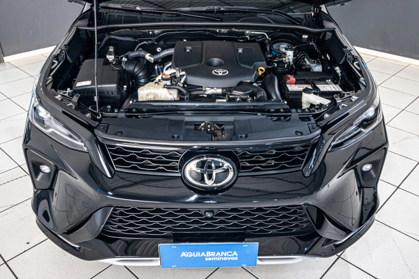 Toyota HILUX SW4 2.8 D-4D TURBO DIESEL SRX PLATINUM 4X4 AUTOMÁTICO 6