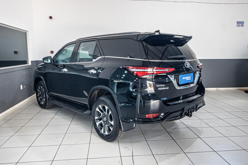 Toyota HILUX SW4 2.8 D-4D TURBO DIESEL SRX PLATINUM 4X4 AUTOMÁTICO 7