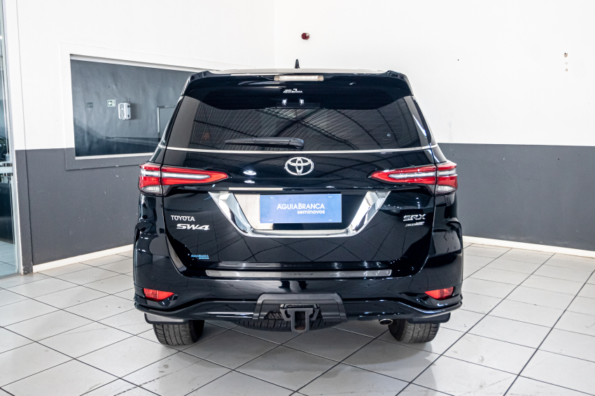 Toyota HILUX SW4 2.8 D-4D TURBO DIESEL SRX PLATINUM 4X4 AUTOMÁTICO 8