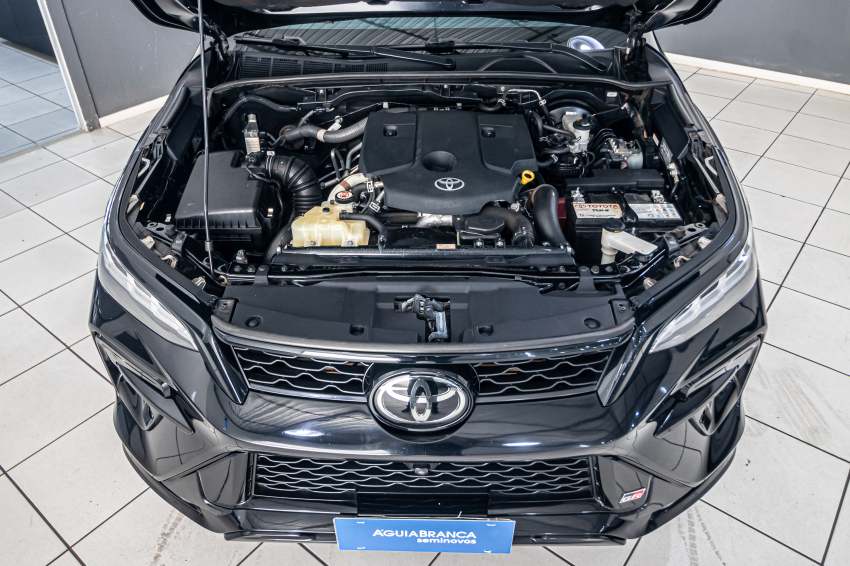 Toyota HILUX SW4 2.8 D-4D TURBO DIESEL GR-S 7L 4X4 AUTOMÁTICO 5