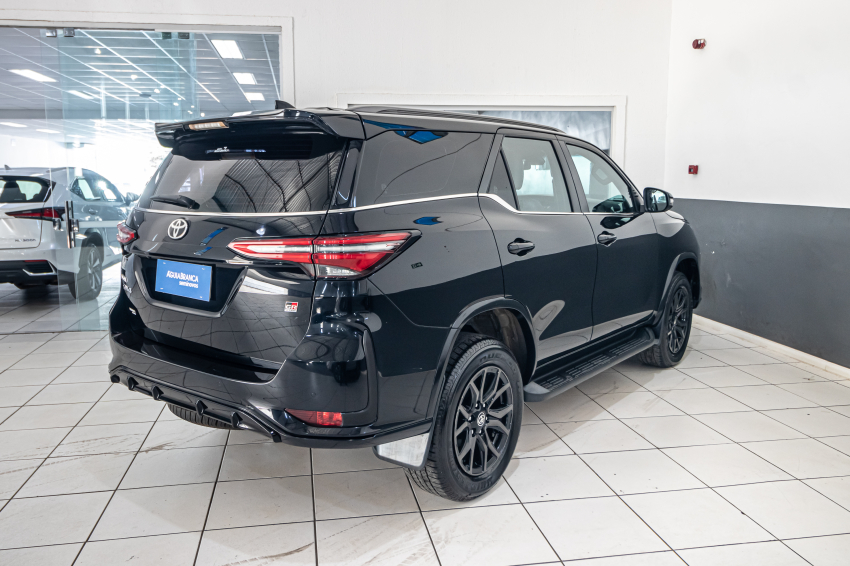Toyota HILUX SW4 2.8 D-4D TURBO DIESEL GR-S 7L 4X4 AUTOMÁTICO 8