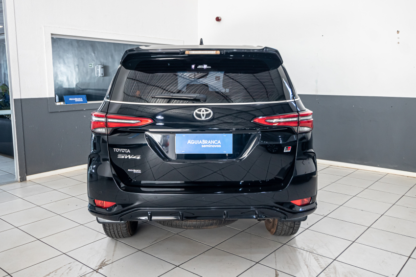 Toyota HILUX SW4 2.8 D-4D TURBO DIESEL GR-S 7L 4X4 AUTOMÁTICO 7
