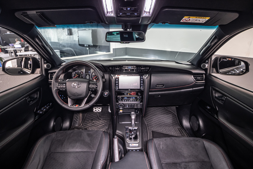 Toyota HILUX SW4 2.8 D-4D TURBO DIESEL GR-S 7L 4X4 AUTOMÁTICO 12