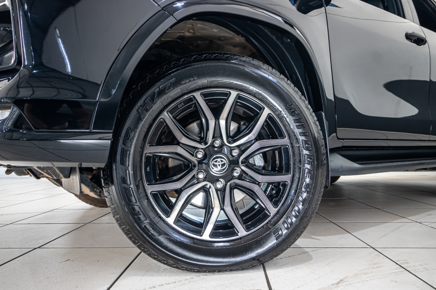 Toyota HILUX SW4 2.8 D-4D TURBO DIESEL GR-S 7L 4X4 AUTOMÁTICO 2
