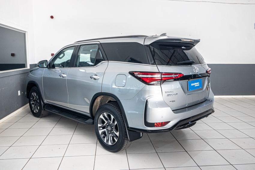 Toyota HILUX SW4 2.8 D-4D TURBO DIESEL SRX PLATINUM 7L 4X4 AUTOMÁTICO 7
