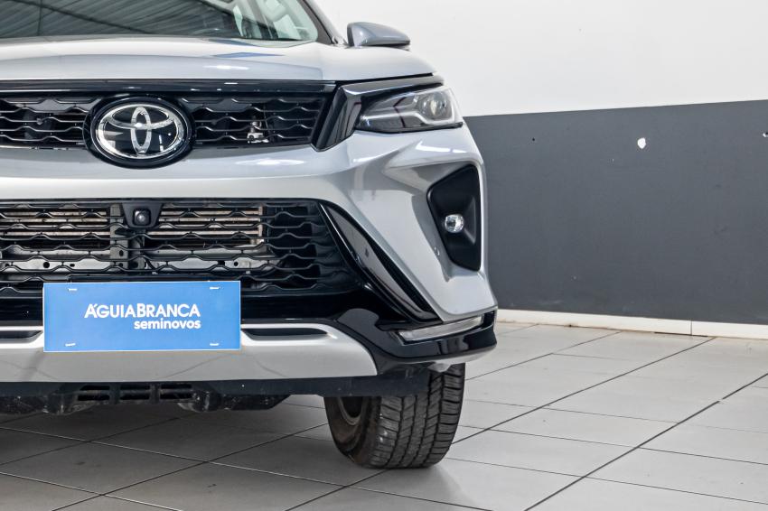 Toyota HILUX SW4 2.8 D-4D TURBO DIESEL SRX PLATINUM 7L 4X4 AUTOMÁTICO 4