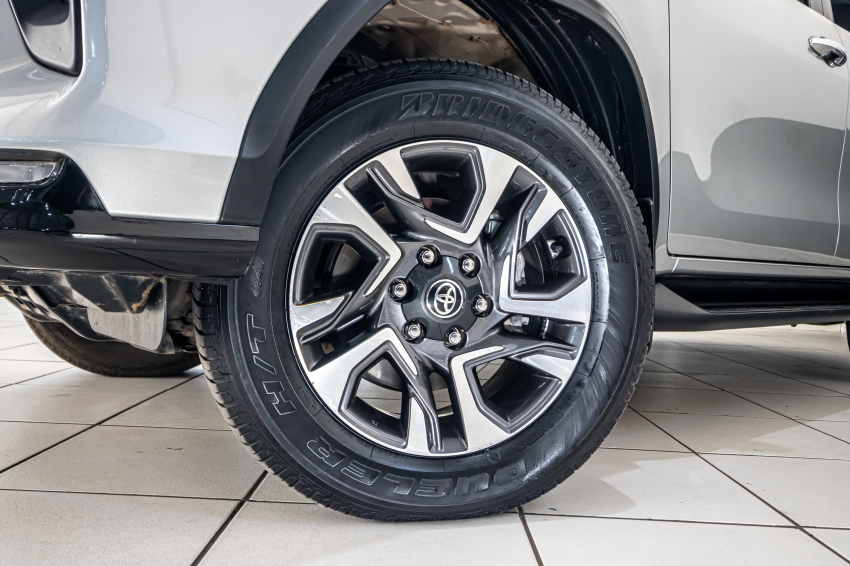 Toyota HILUX SW4 2.8 D-4D TURBO DIESEL SRX PLATINUM 7L 4X4 AUTOMÁTICO 2