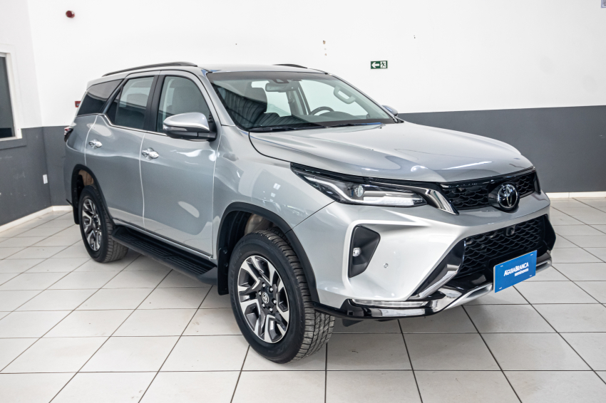 Toyota HILUX SW4 2.8 D-4D TURBO DIESEL SRX PLATINUM 7L 4X4 AUTOMÁTICO 5