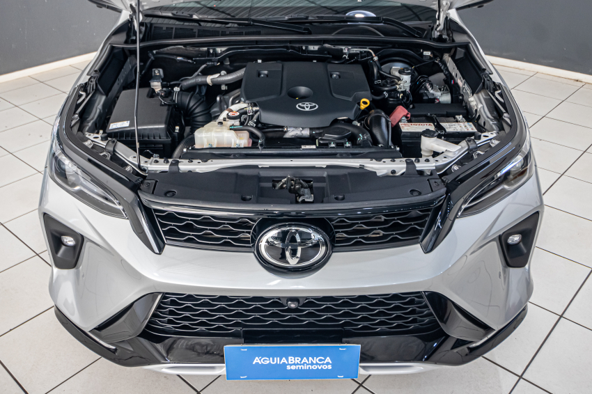 Toyota HILUX SW4 2.8 D-4D TURBO DIESEL SRX PLATINUM 7L 4X4 AUTOMÁTICO 6