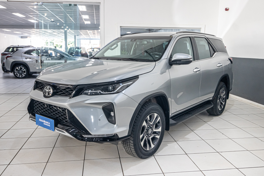 Toyota HILUX SW4 2.8 D-4D TURBO DIESEL SRX PLATINUM 7L 4X4 AUTOMÁTICO