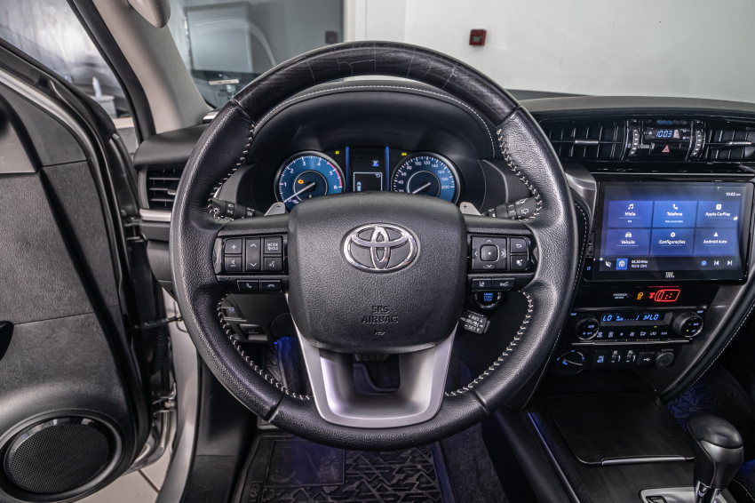 Toyota HILUX SW4 2.8 D-4D TURBO DIESEL SRX PLATINUM 7L 4X4 AUTOMÁTICO 16
