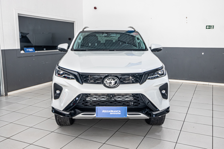 Toyota HILUX SW4 2.8 D-4D TURBO DIESEL SRX PLATINUM 7L 4X4 AUTOMÁTICO 3