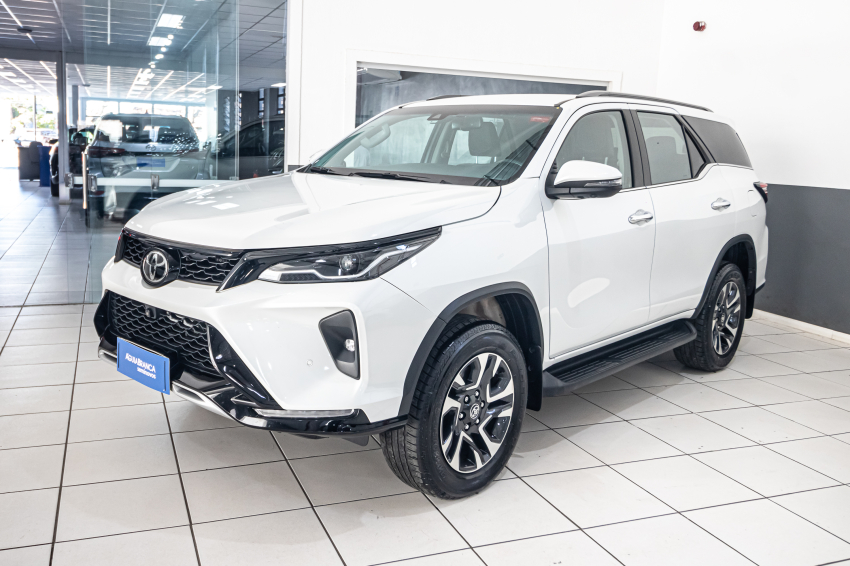 Toyota HILUX SW4 2.8 D-4D TURBO DIESEL SRX PLATINUM 7L 4X4 AUTOMÁTICO