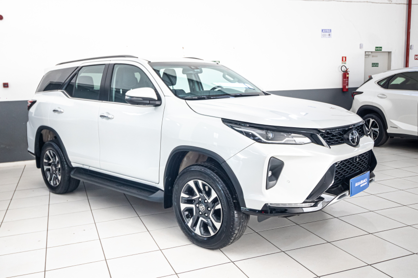 Toyota HILUX SW4 2.8 D-4D TURBO DIESEL SRX PLATINUM 7L 4X4 AUTOMÁTICO 5