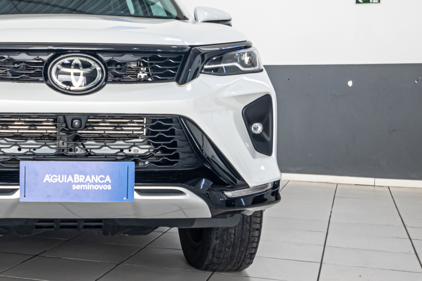 Toyota HILUX SW4 2.8 D-4D TURBO DIESEL SRX PLATINUM 7L 4X4 AUTOMÁTICO 4