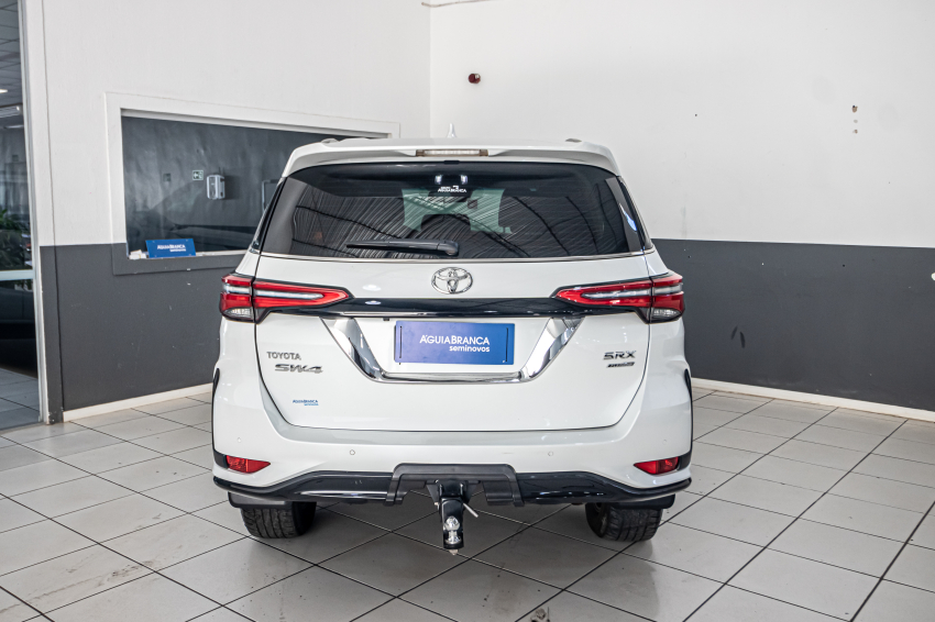 Toyota HILUX SW4 2.8 D-4D TURBO DIESEL SRX PLATINUM 7L 4X4 AUTOMÁTICO 8