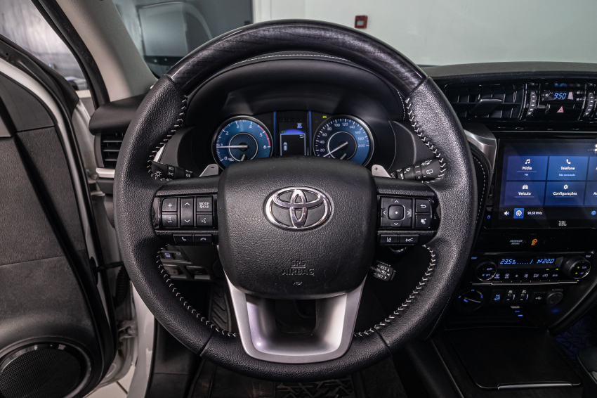 Toyota HILUX SW4 2.8 D-4D TURBO DIESEL SRX PLATINUM 7L 4X4 AUTOMÁTICO 16