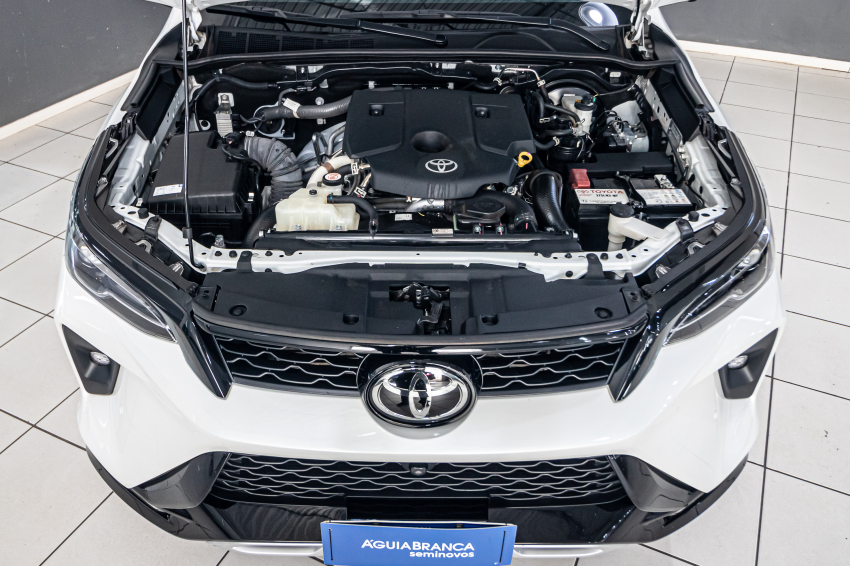 Toyota HILUX SW4 2.8 D-4D TURBO DIESEL SRX PLATINUM 7L 4X4 AUTOMÁTICO 6