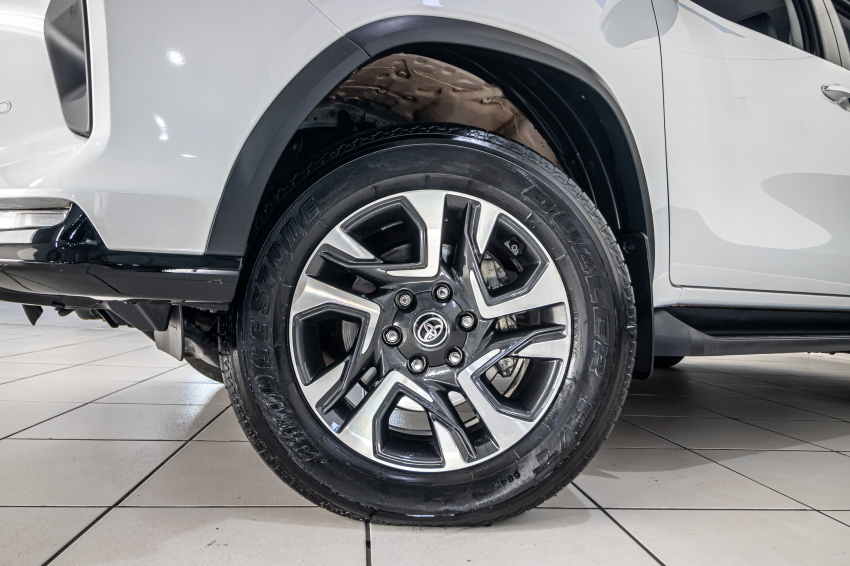 Toyota HILUX SW4 2.8 D-4D TURBO DIESEL SRX PLATINUM 7L 4X4 AUTOMÁTICO 2