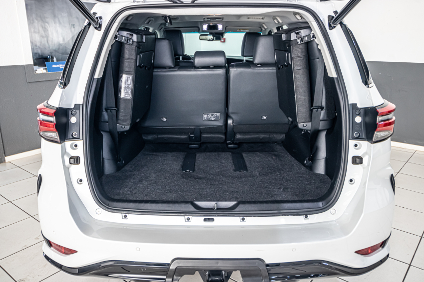 Toyota HILUX SW4 2.8 D-4D TURBO DIESEL SRX PLATINUM 7L 4X4 AUTOMÁTICO 12
