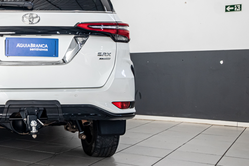 Toyota HILUX SW4 2.8 D-4D TURBO DIESEL SRX PLATINUM 7L 4X4 AUTOMÁTICO 9