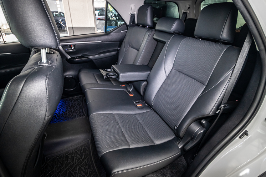 Toyota HILUX SW4 2.8 D-4D TURBO DIESEL SRX PLATINUM 7L 4X4 AUTOMÁTICO 23